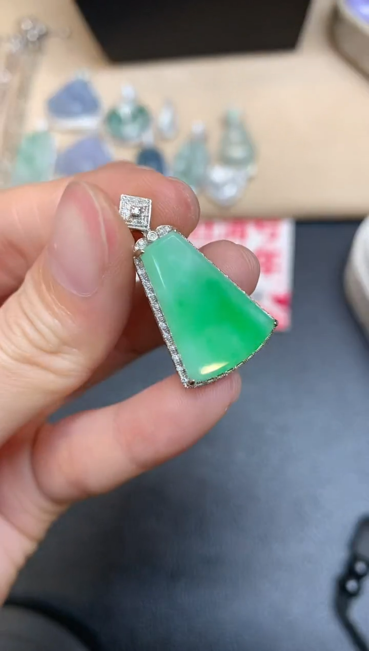 【闪购商品】翡翠吊坠(不含链)18K金镶嵌无事牌【无服务费