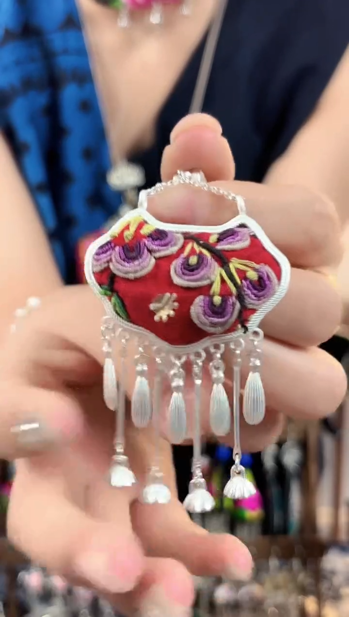 织绣民族风非遗老绣饰品159