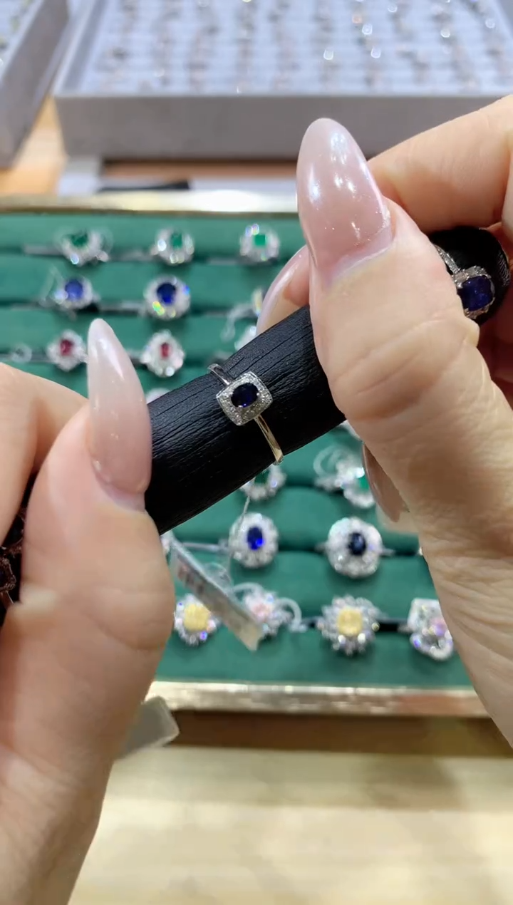 戒指蓝宝石18K金镶嵌戒指