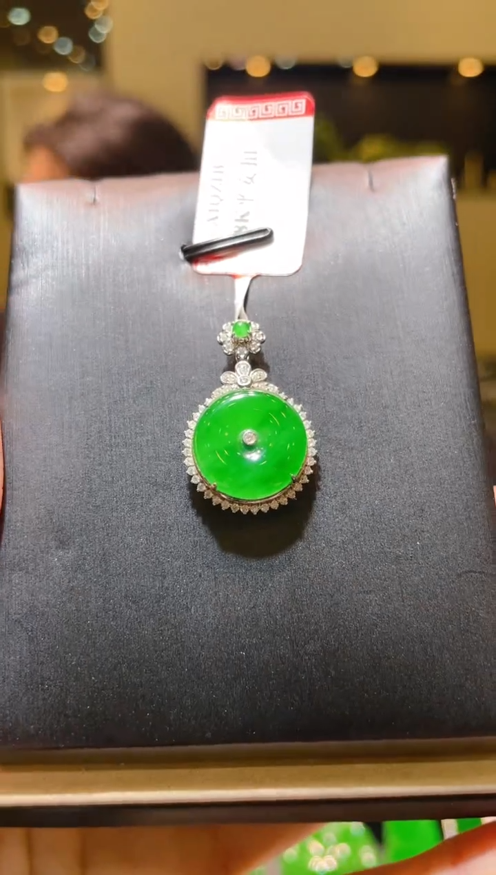 【闪购商品】翡翠吊坠(赠链)18K金镶嵌A95