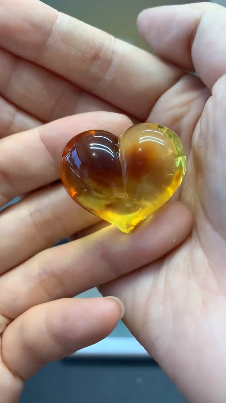 未镶嵌琥珀珠宝奇石558