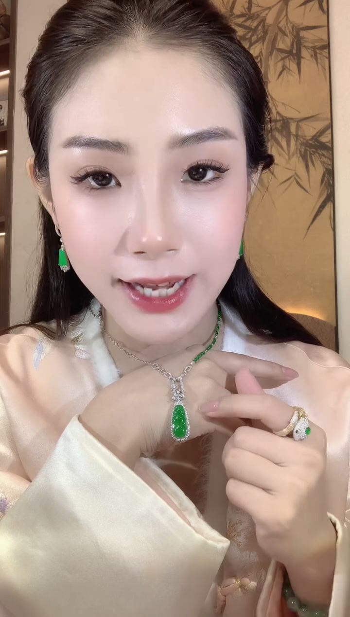 【闪购商品】翡翠吊坠(不含链)18K金镶嵌C49