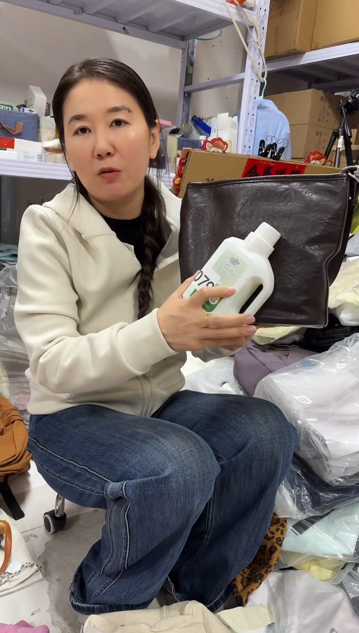 PU上车啦 宝宝们抓紧时间去下方链接拍发四瓶地板清洗剂