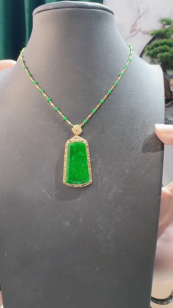 颈饰18K金镶嵌翡翠8888888888
