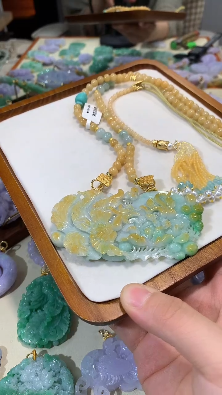 颈饰未镶嵌翡翠吊坠