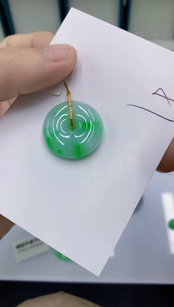 颈饰18K金镶嵌翡翠风*烛翡翠