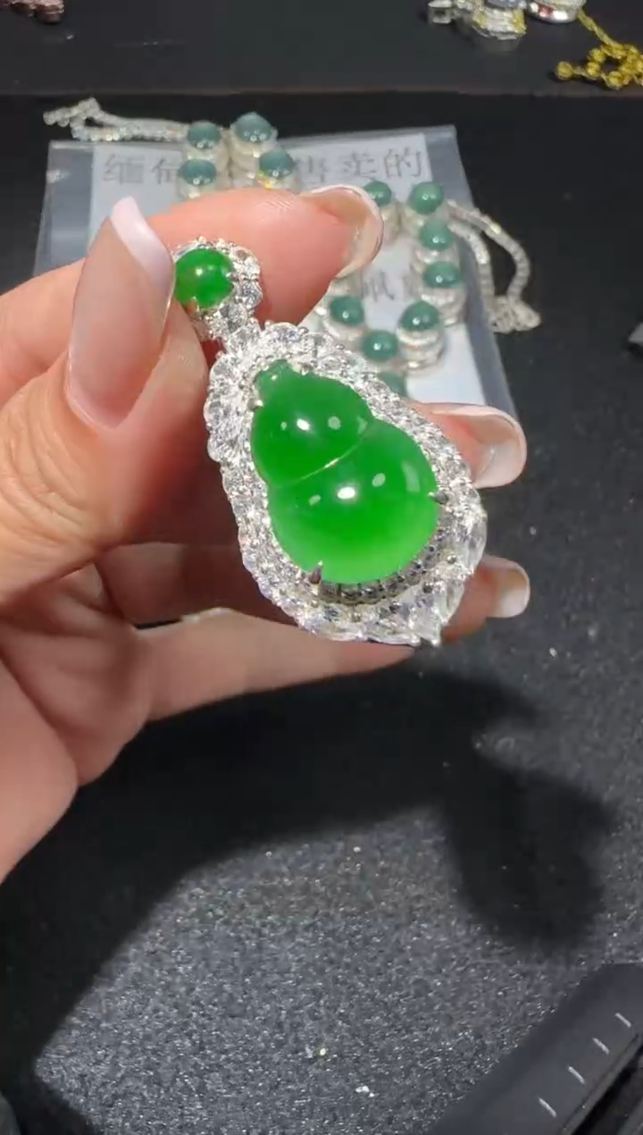 【闪购商品】翡翠吊坠(赠链)银S925镶嵌多样性发货拍一发一