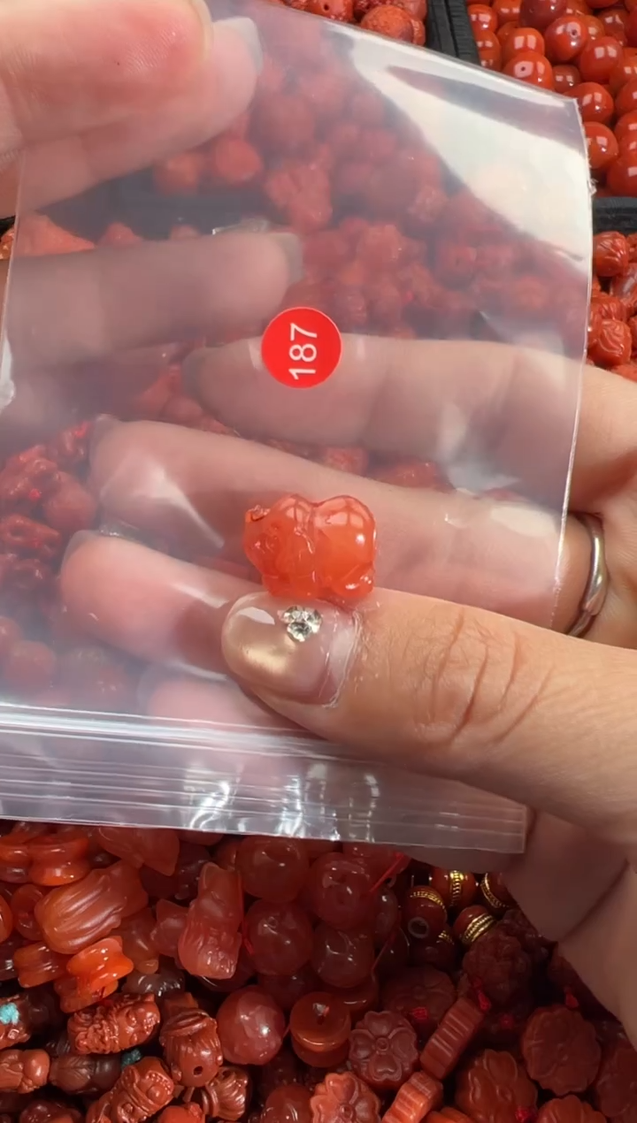 南红玛瑙未镶嵌颈饰1