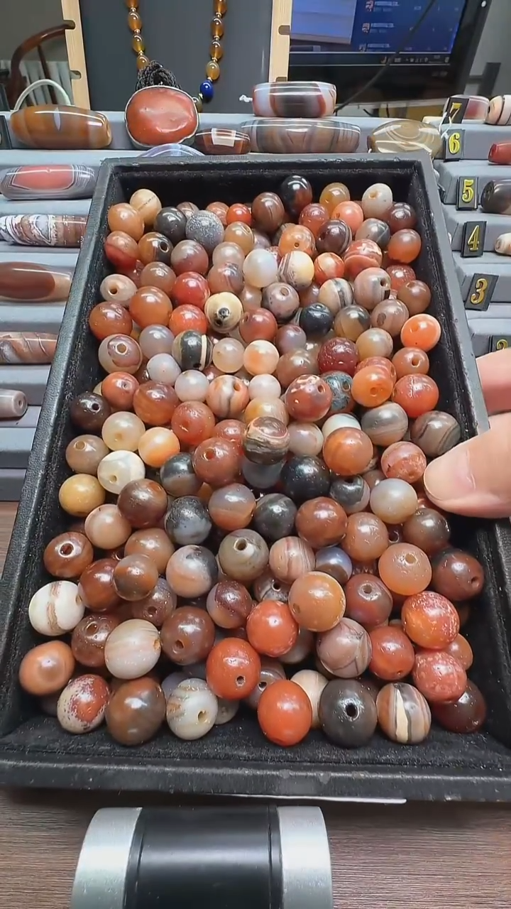 未镶嵌颈饰玛瑙/玉髓玛瑙4颗