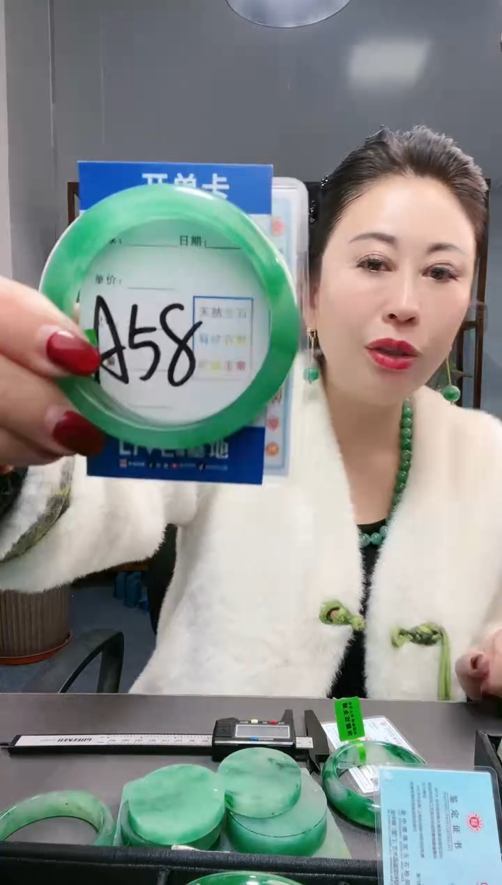 【闪购商品】石英质玉手镯未镶嵌非洲翠