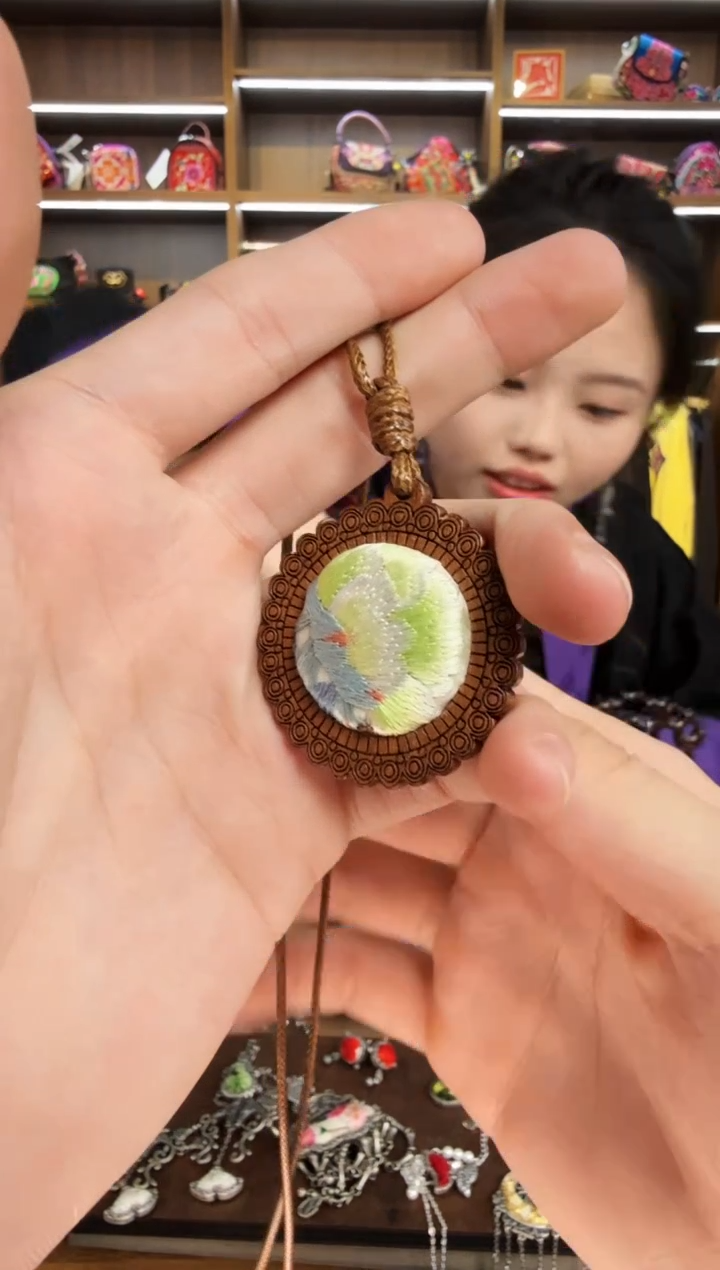 【闪购商品】织绣139蒙阿苏苗绣传承