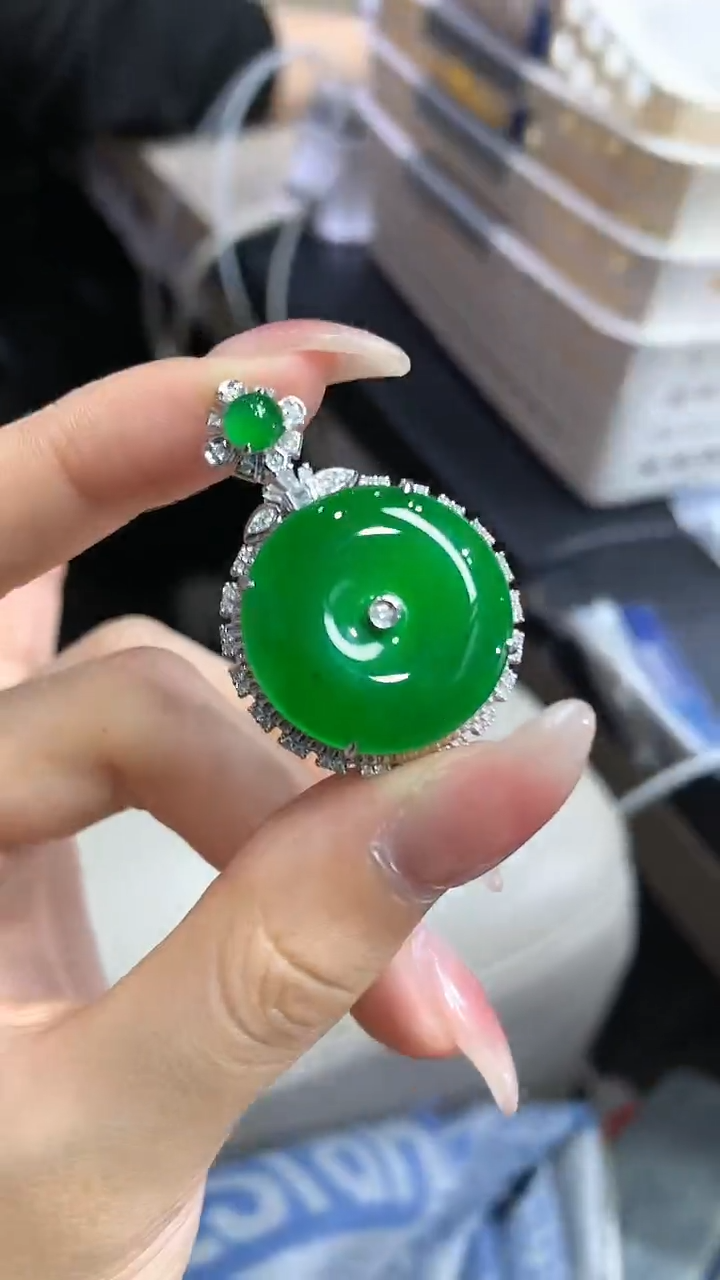 【闪购商品】翡翠吊坠(不含链)18K金镶嵌69团购