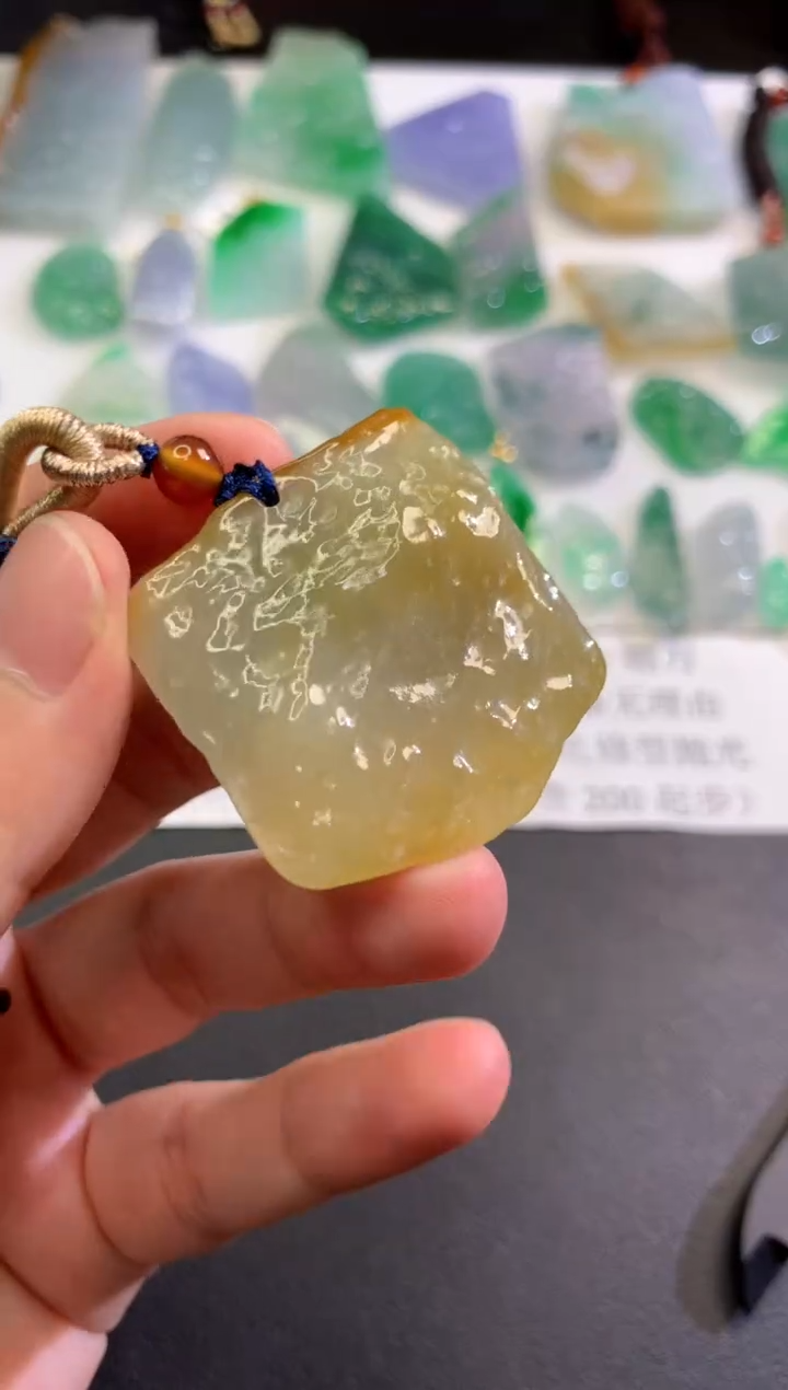 翡翠未镶嵌颈饰     