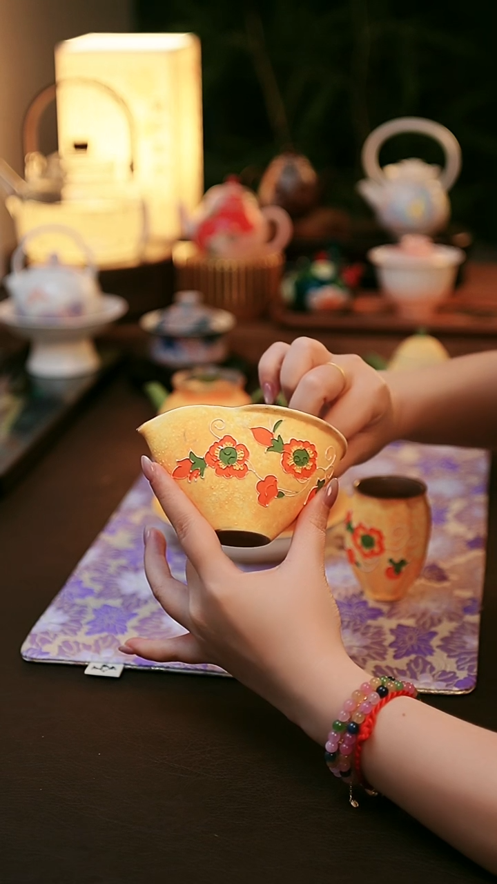 陶瓷茶具缠枝莲纹公道（微瑕）