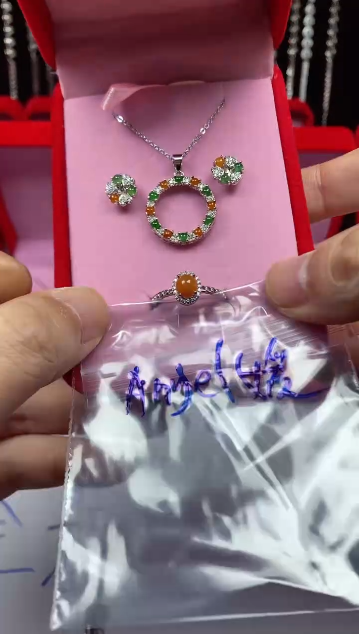 未镶嵌戒指翡翠A****媛翡翠吊坠