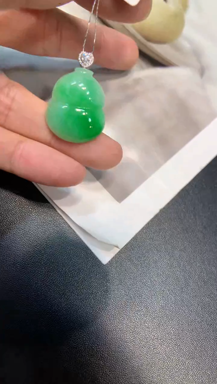 颈饰18K金镶嵌翡翠葫芦