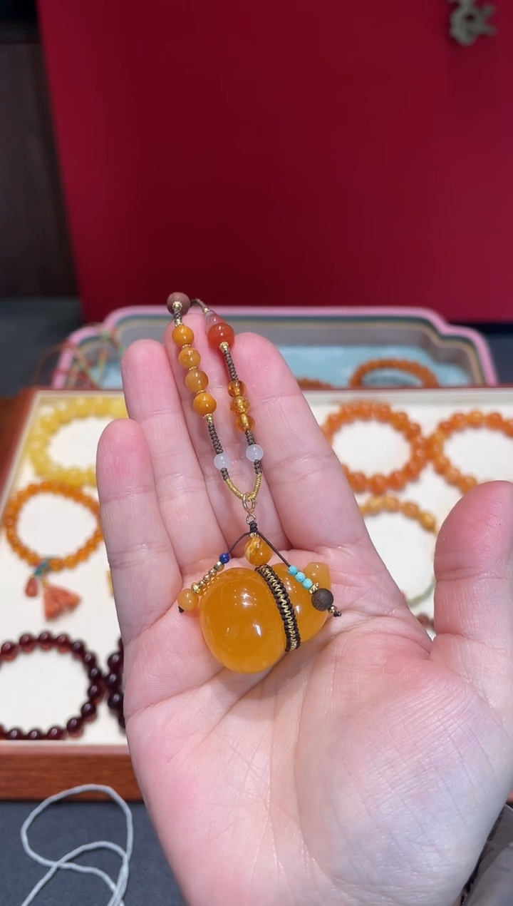 蜜蜡颈饰未镶嵌小*葫芦