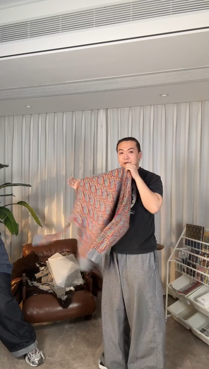 疯狂大勾吧之灰色花花绿绿毛衣