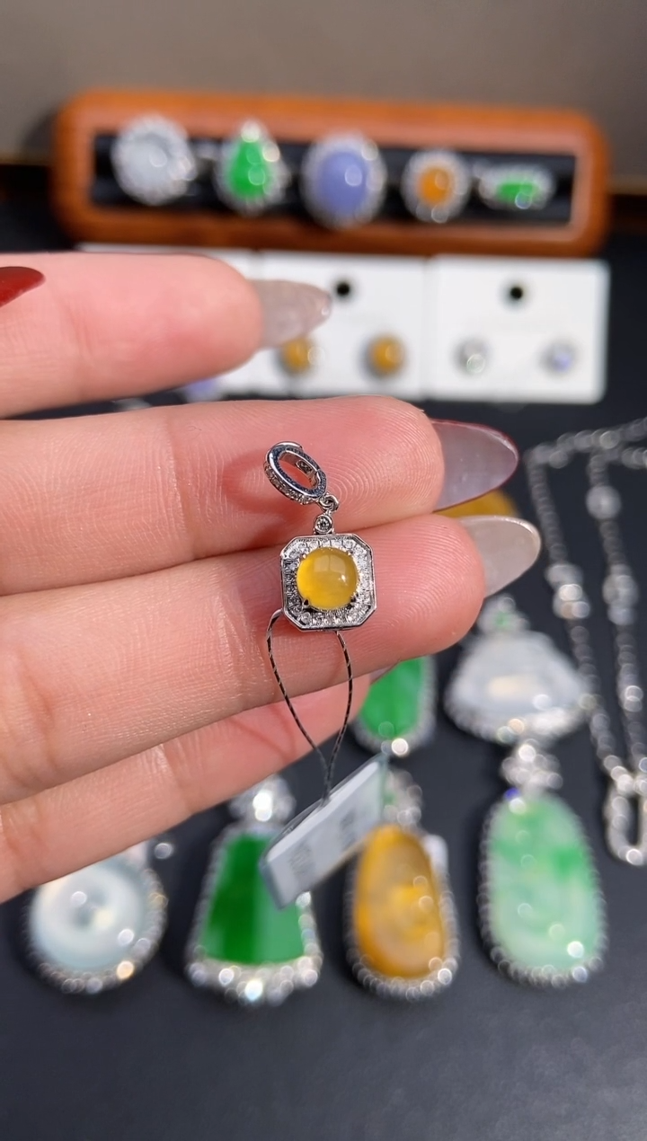 【闪购商品】翡翠颈饰18K金镶嵌吊坠