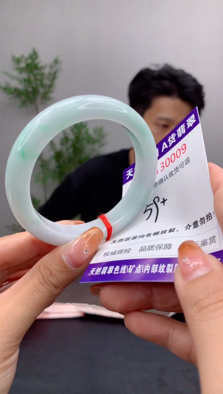 未镶嵌手镯翡翠有纹，完美者勿拍