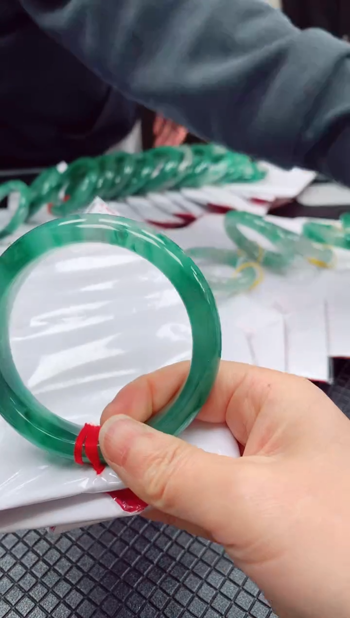 【闪购商品】石英质玉手镯未镶嵌冰飘花手镯