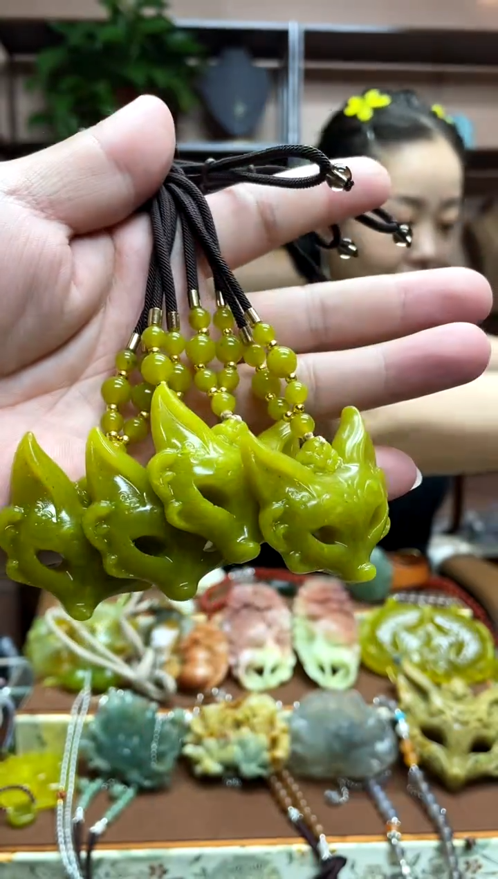 未镶嵌岫玉吊坠多样性发货发其中之一