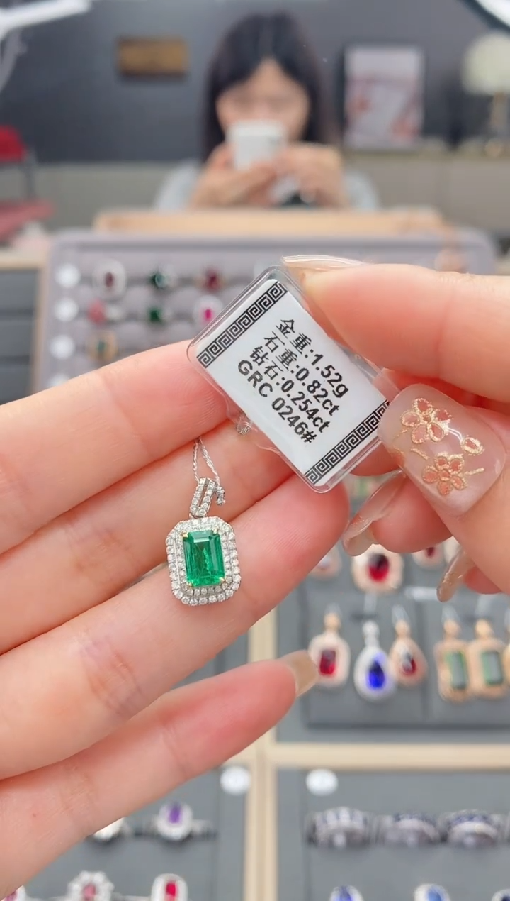 【闪购商品】祖母绿颈饰18K金镶嵌0.82  