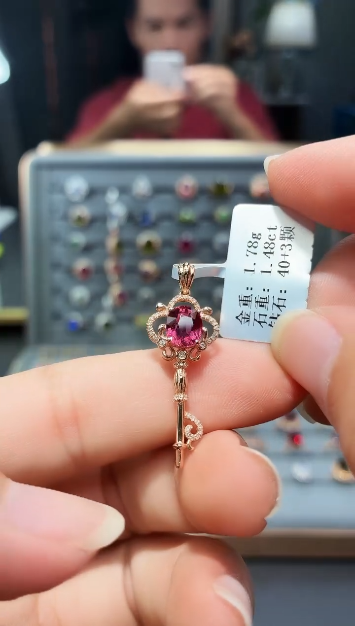 颈饰18K金镶嵌碧玺1.48.