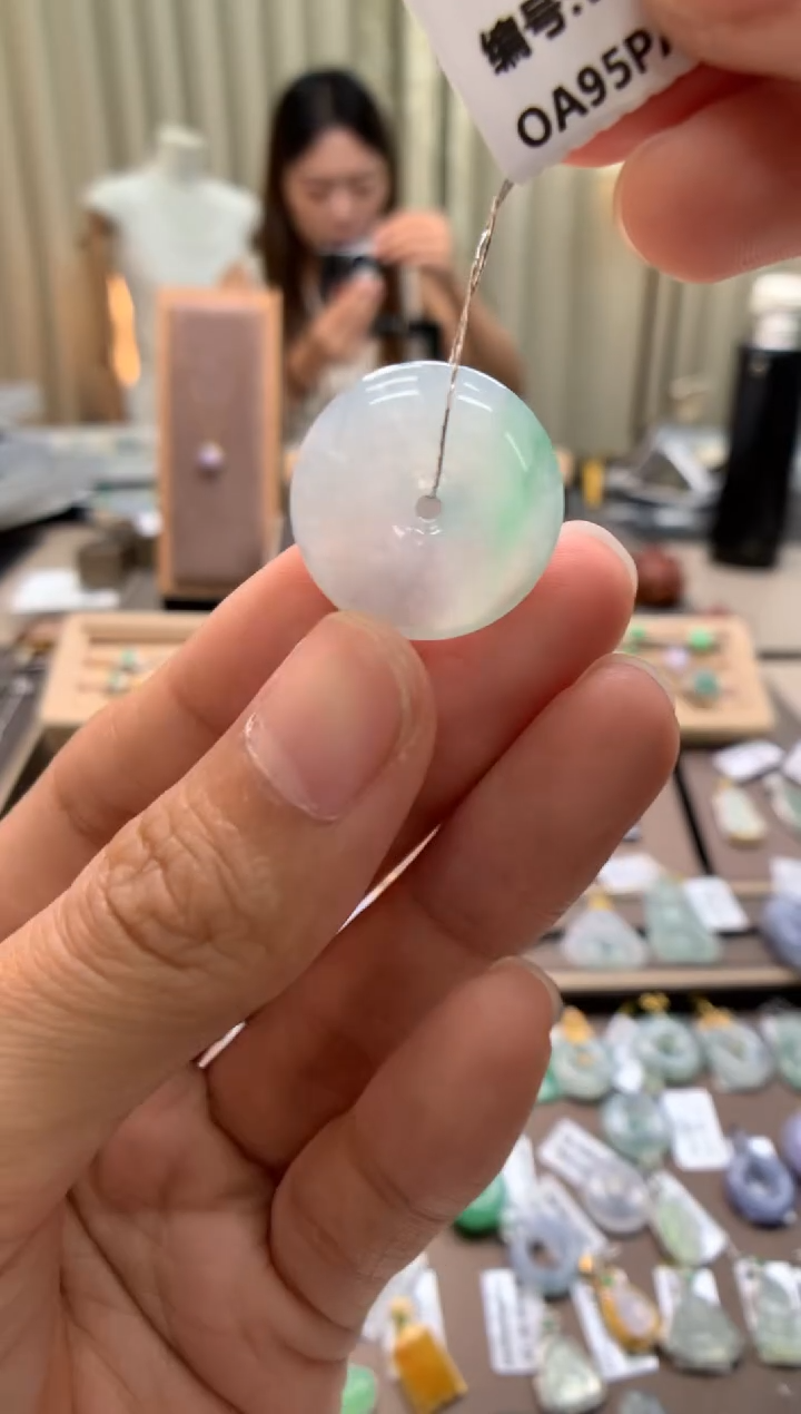 翡翠未镶嵌颈饰平安扣