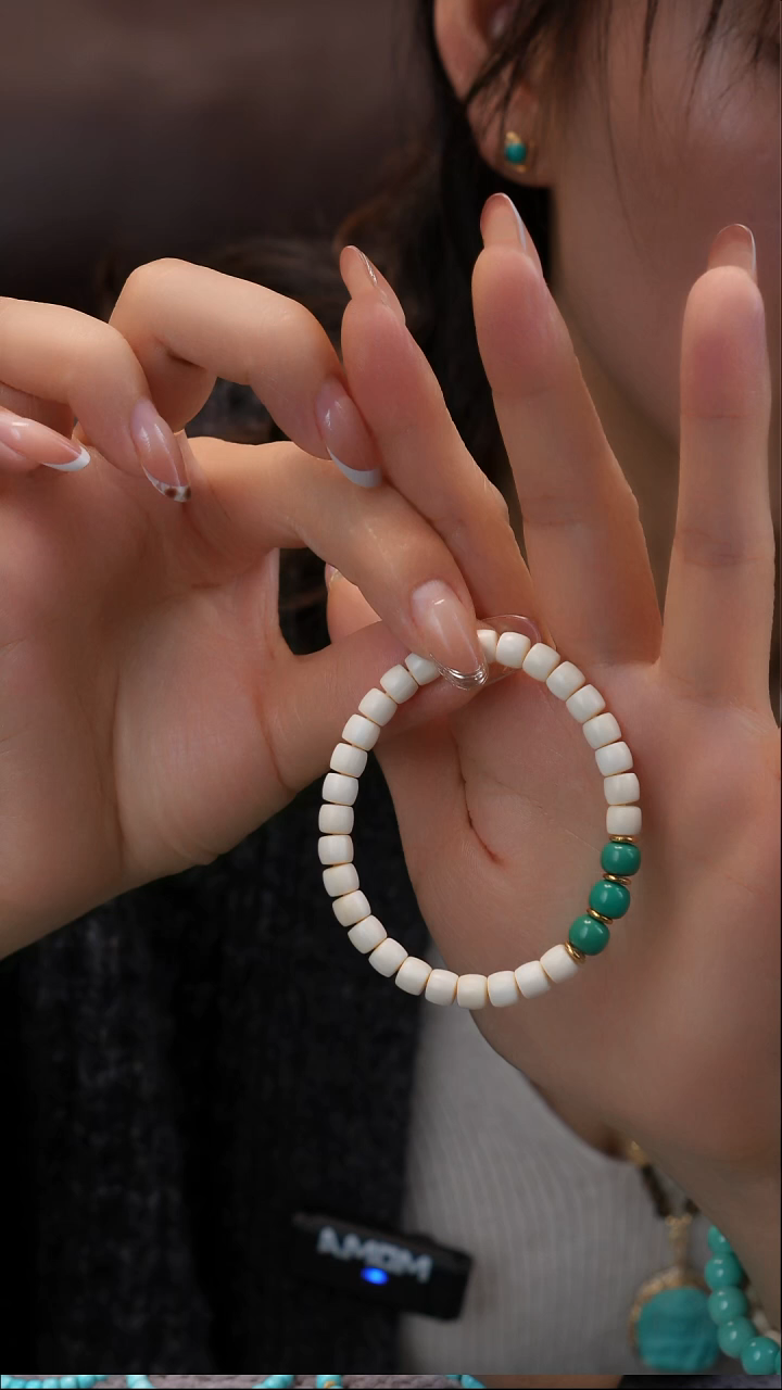 18K金镶嵌绿松石手链1111