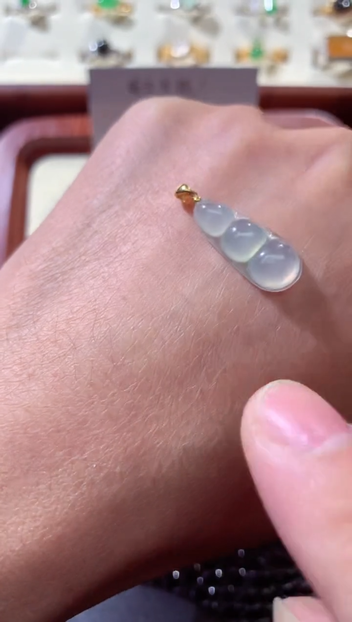 【闪购商品】翡翠颈饰18K金镶嵌豆子