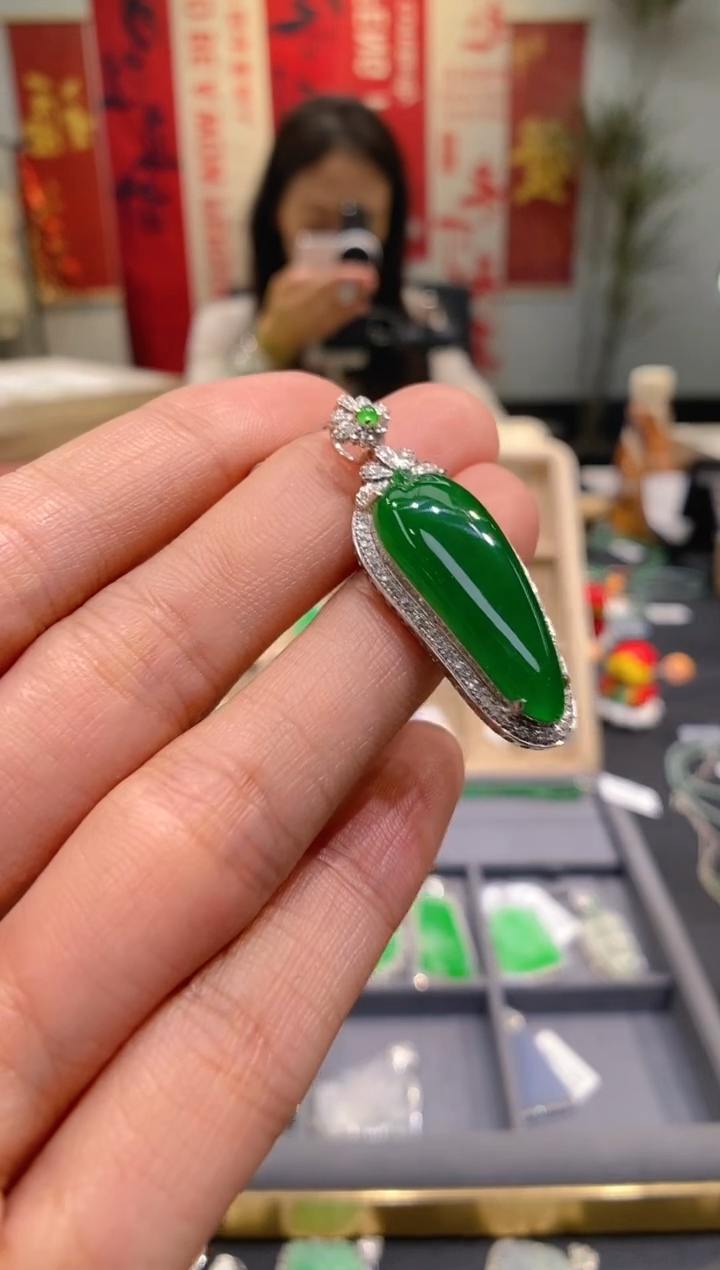 【闪购商品】翡翠吊坠(不含链)18K金镶嵌福瓜