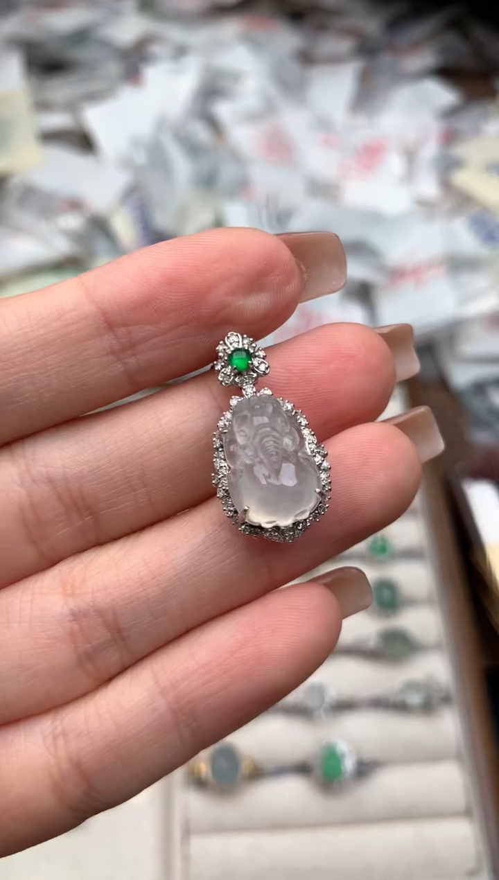 18K金镶嵌挂件翡翠一