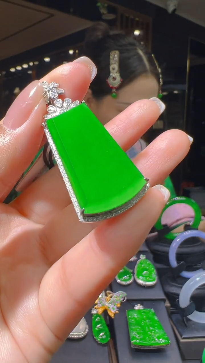 【闪购商品】翡翠18K金镶嵌吊坠(赠链)030      