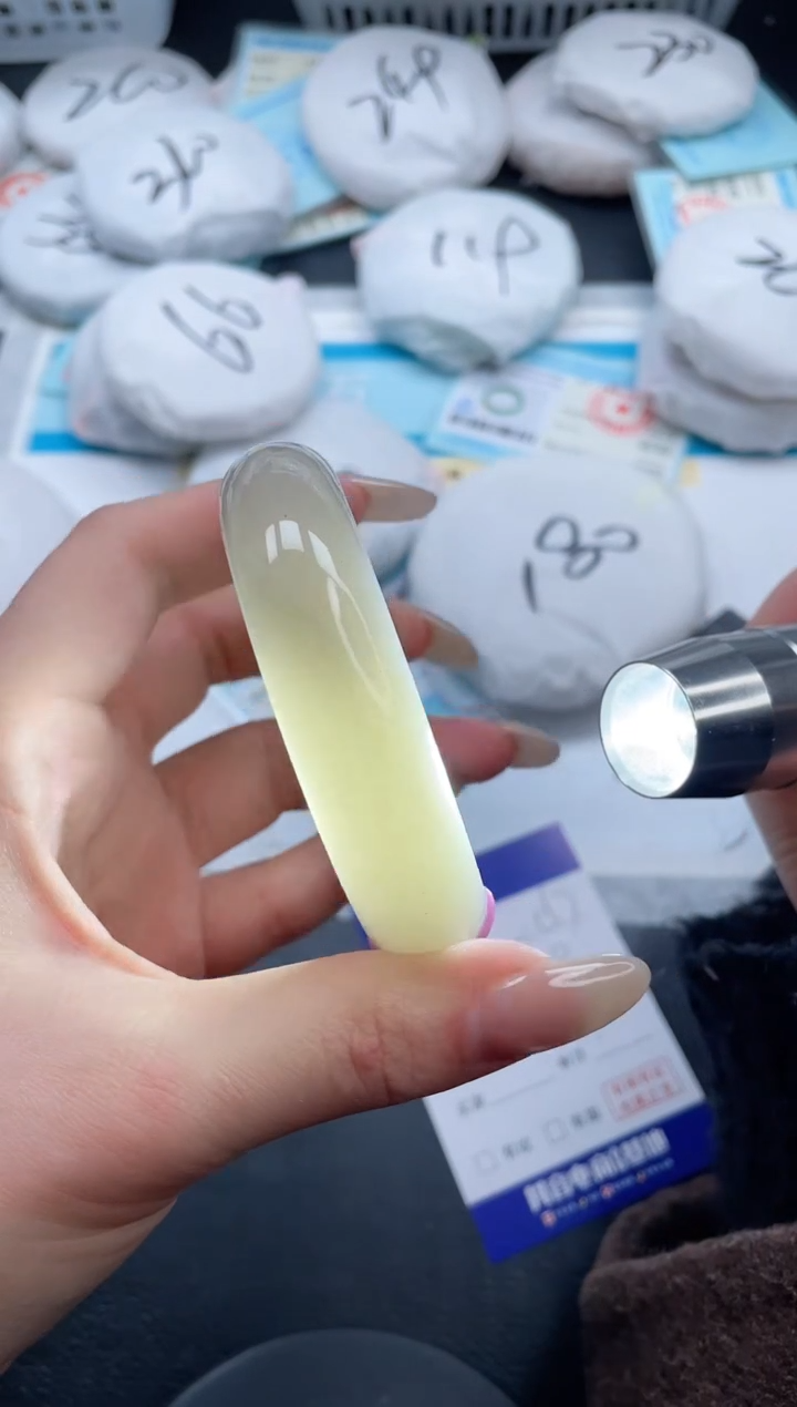 【闪购商品】石英质玉手镯未镶嵌8V157-59