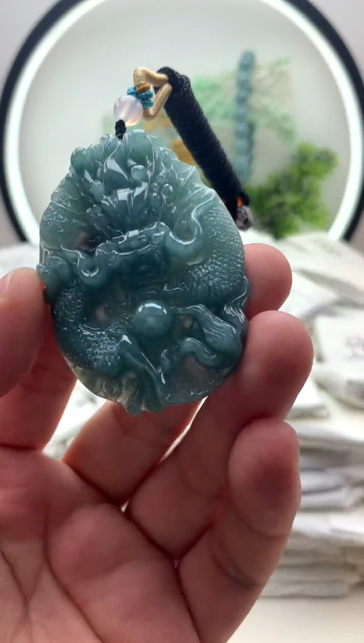 翡翠未镶嵌颈饰龙牌
