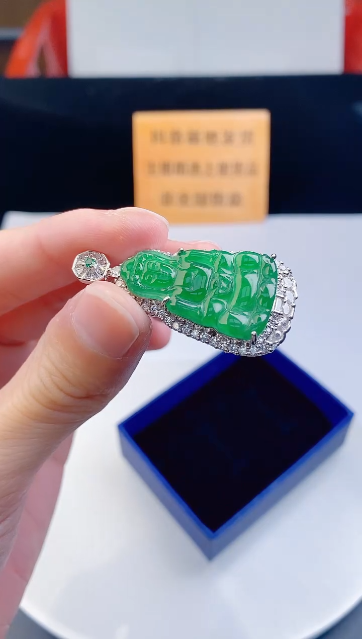 颈饰未镶嵌翡翠   