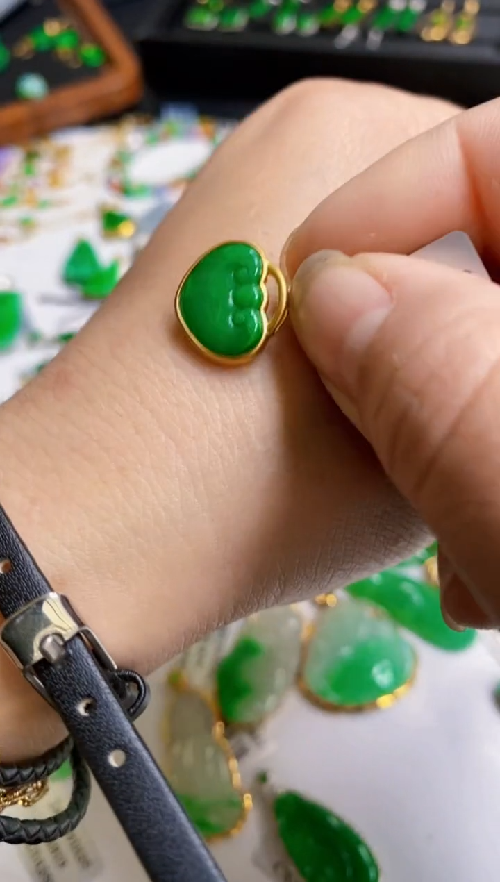 【闪购商品】翡翠颈饰18K金镶嵌如意