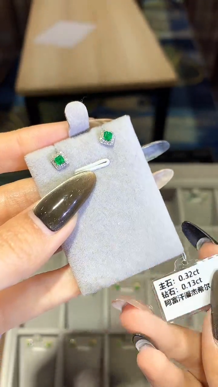 【闪购商品】祖母绿耳饰18K金镶嵌祖母绿耳饰