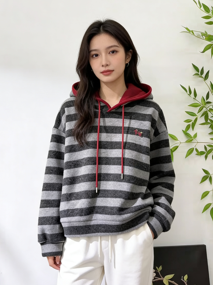 【济州岛】2025冬季：条纹连帽抽绳小马刺绣卫衣
