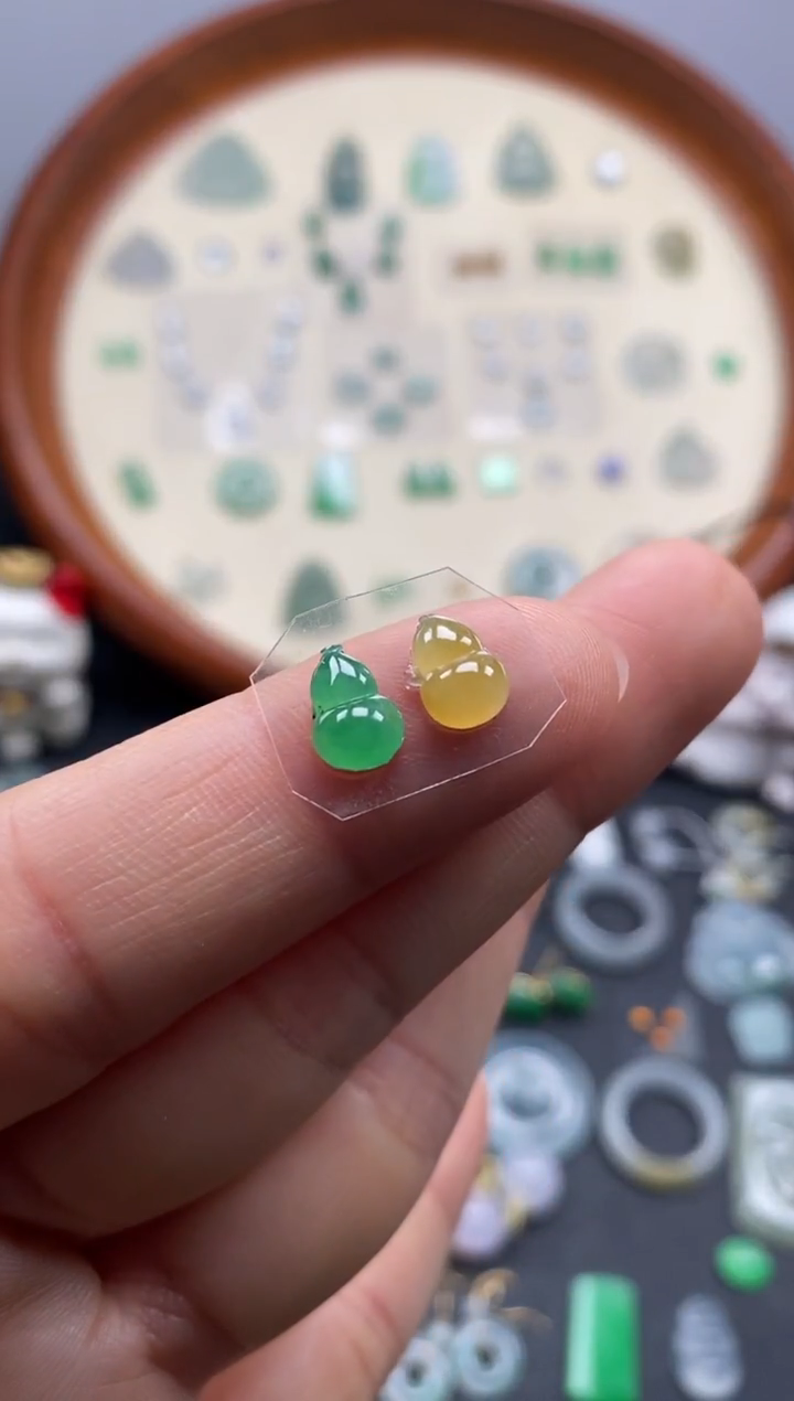 颈饰未镶嵌翡翠果緑和黄翡葫芦1对/芬