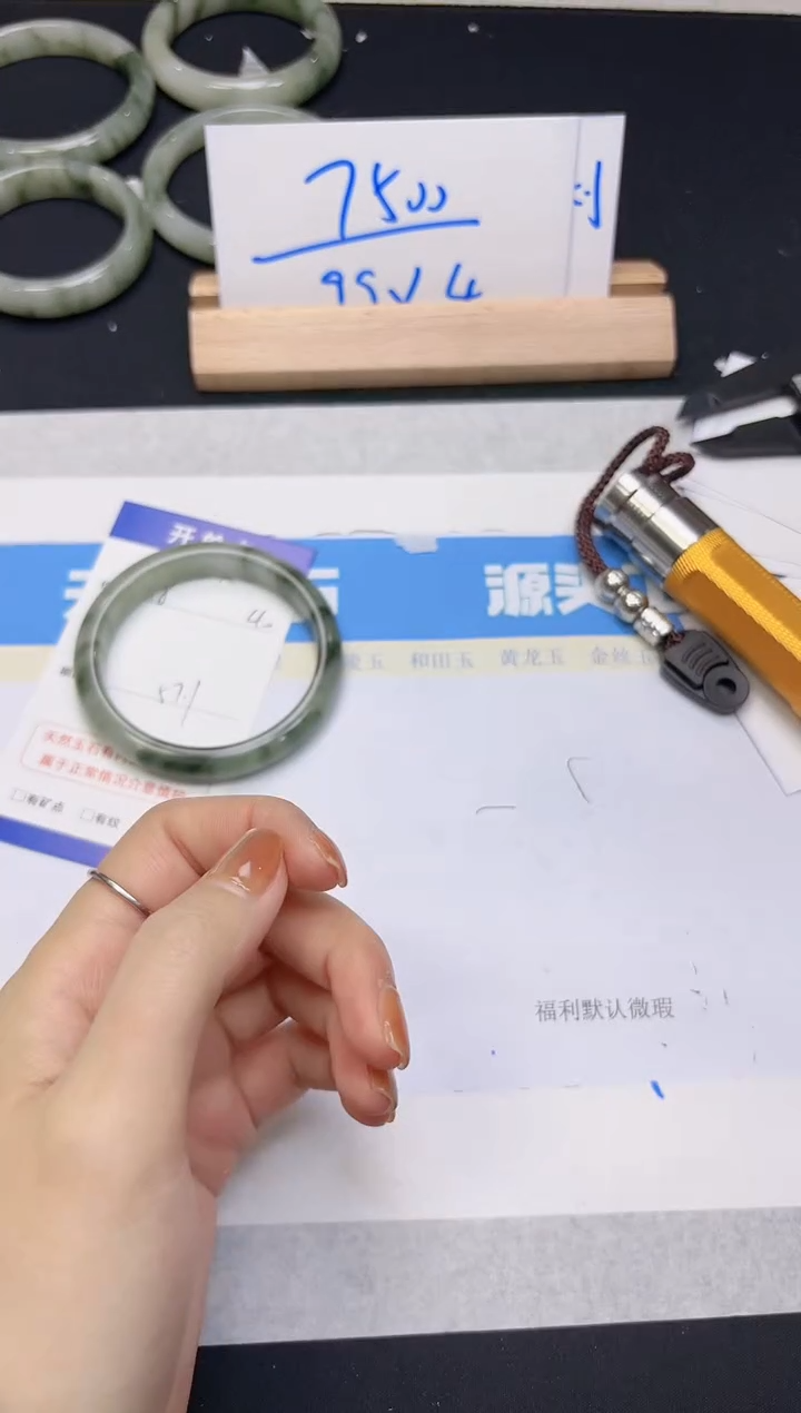 【闪购商品】石英质玉手镯未镶嵌18