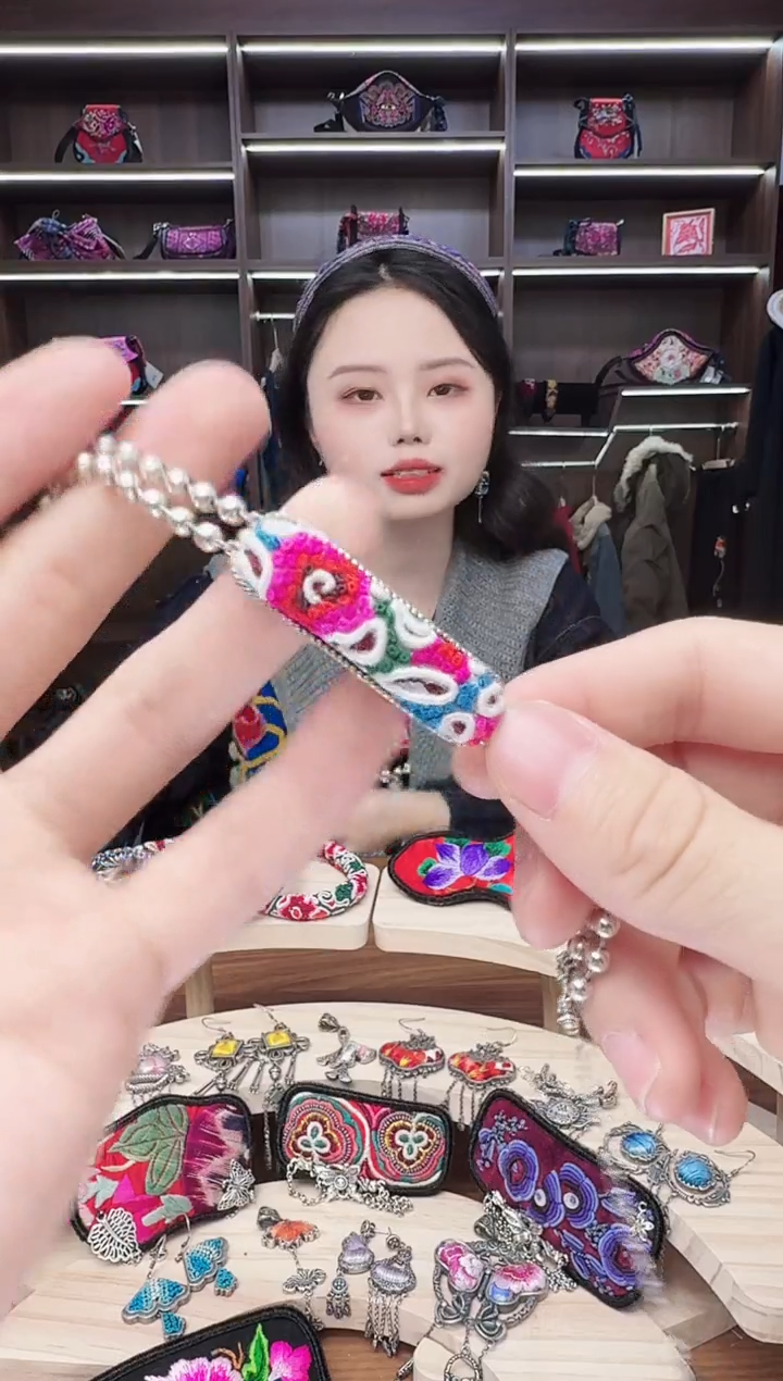 织绣42蒙阿苏苗绣传承店