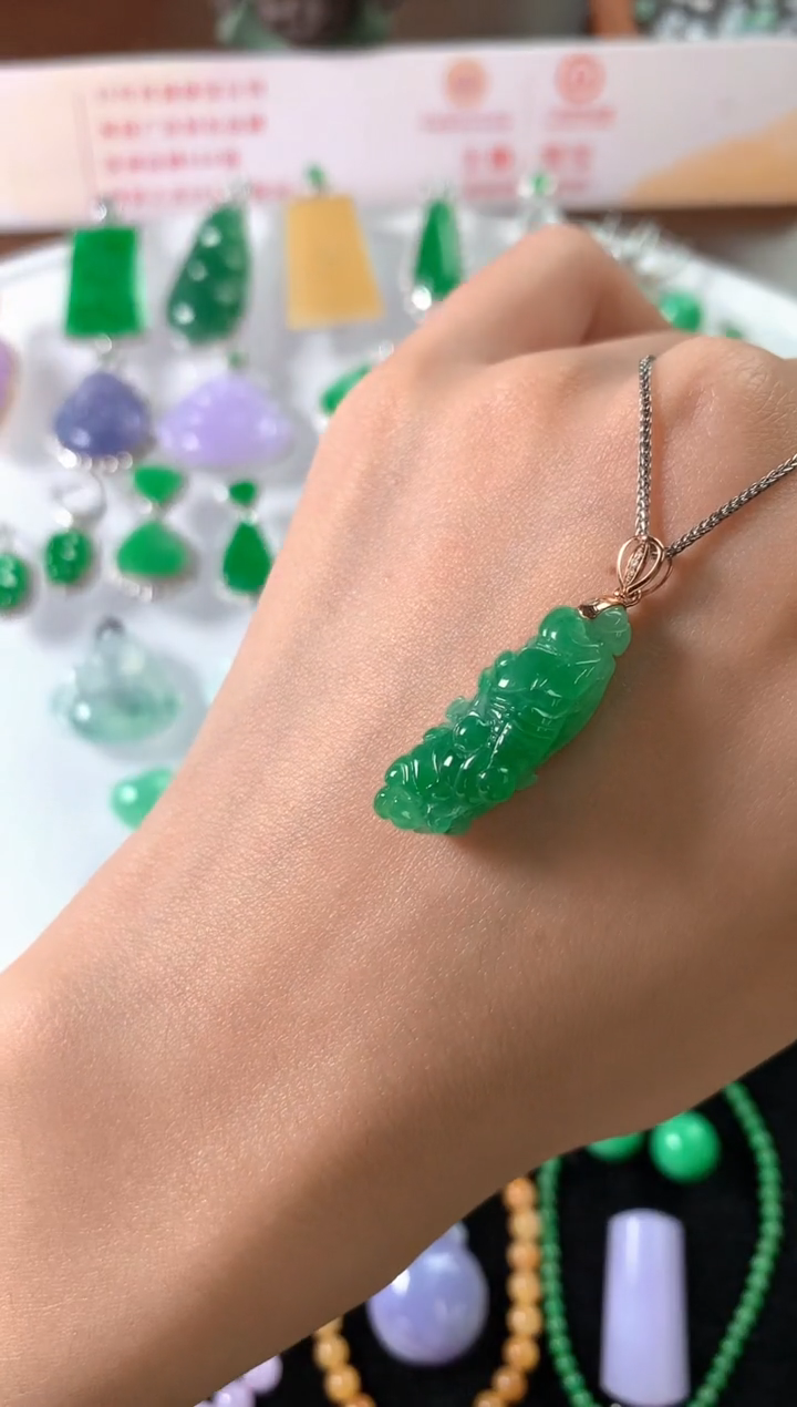 吊坠(赠链)18K金镶嵌翡翠吊坠