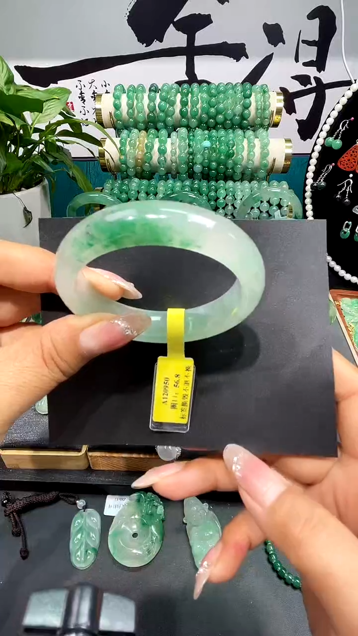 未镶嵌手镯石英质玉（非洲翠）手镯