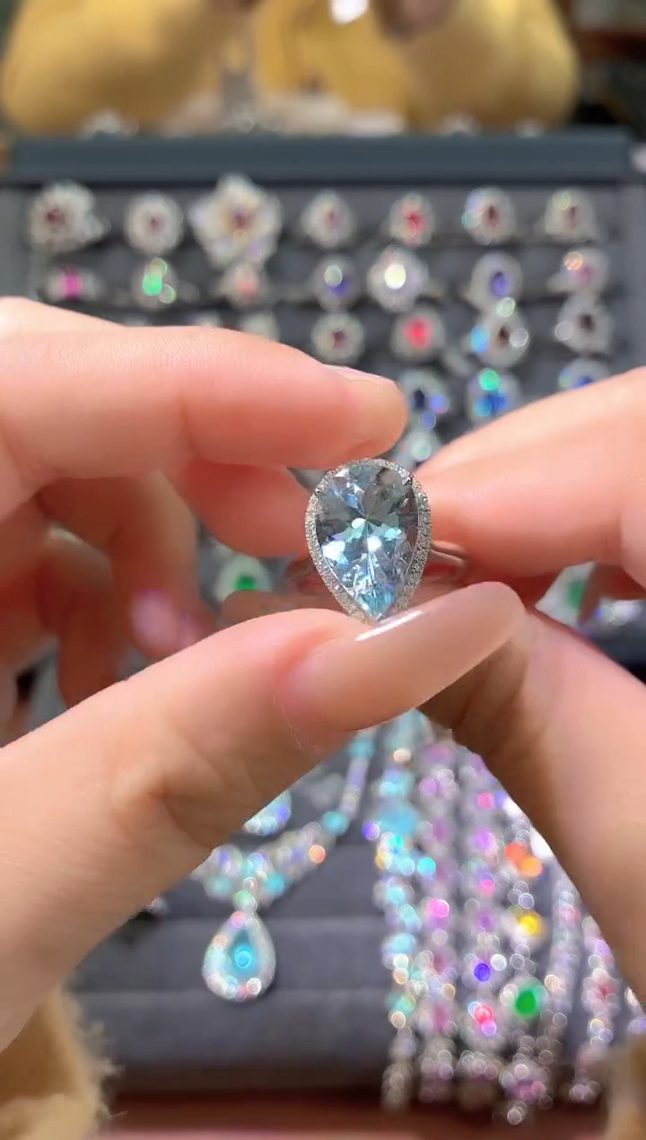 18K金镶嵌戒指海蓝宝石-3.9克拉*圣马利亚