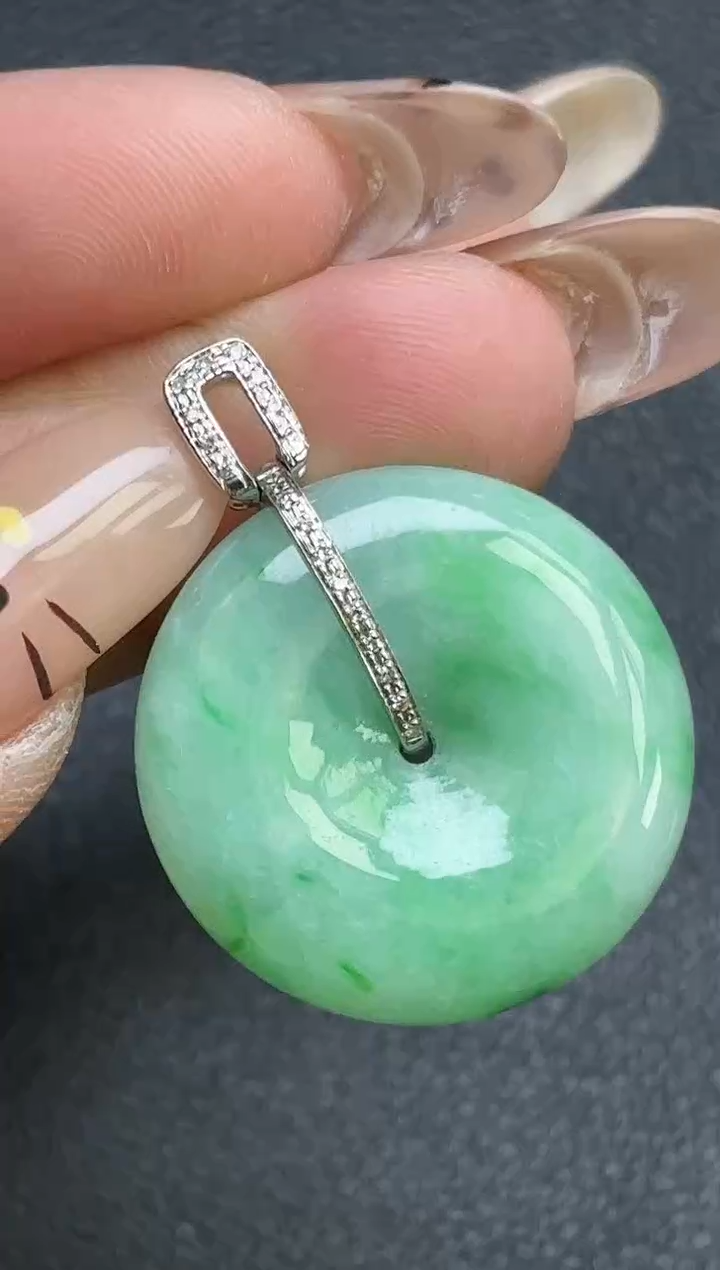 颈饰18K金镶嵌翡翠平安扣