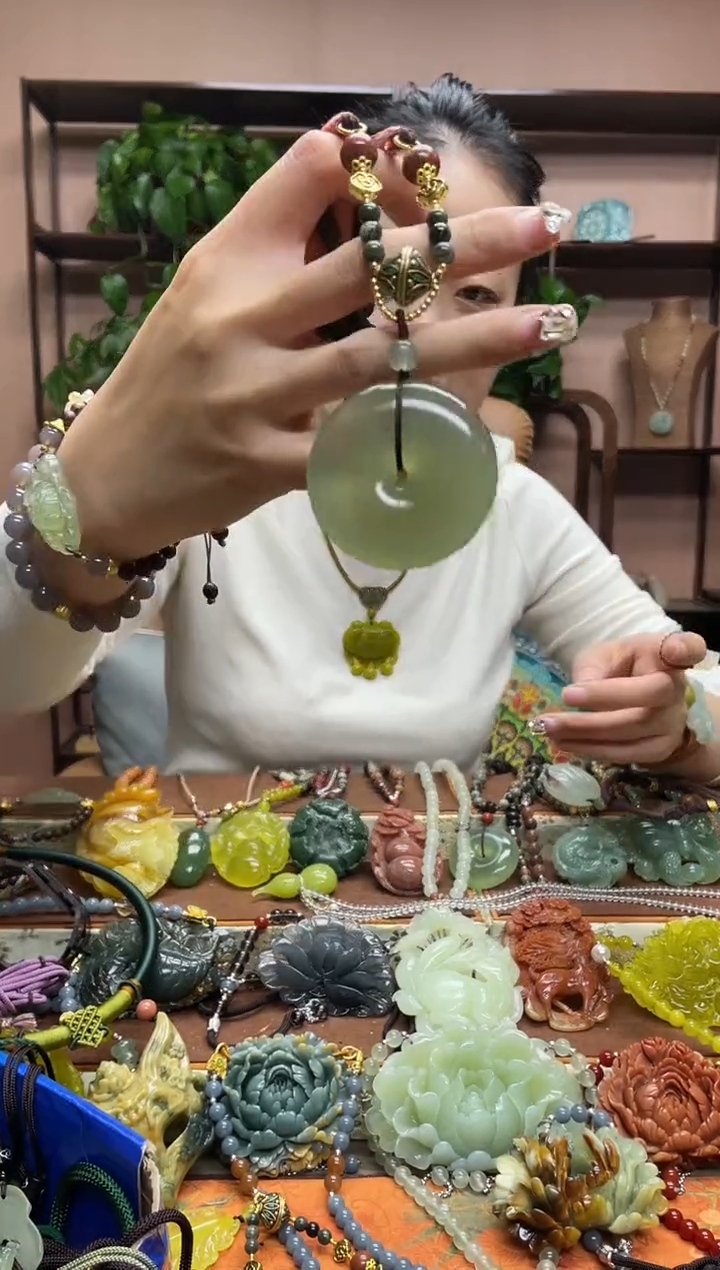 未镶嵌岫玉吊坠多样性发货发其中之一