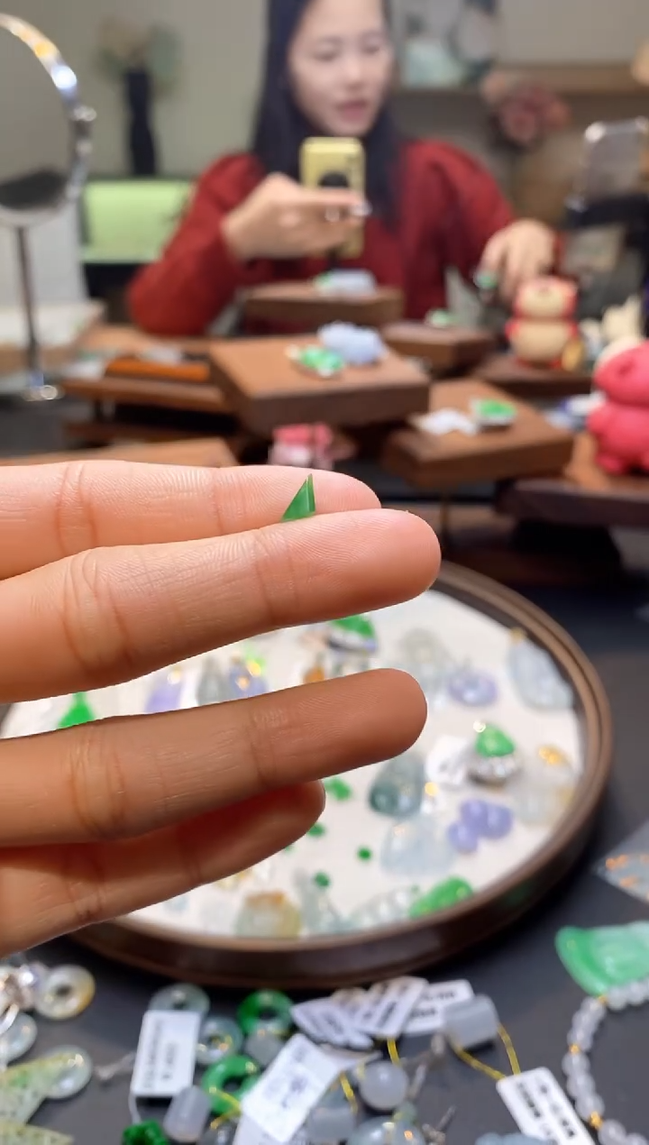 【闪购商品】翡翠未镶嵌颈饰随形