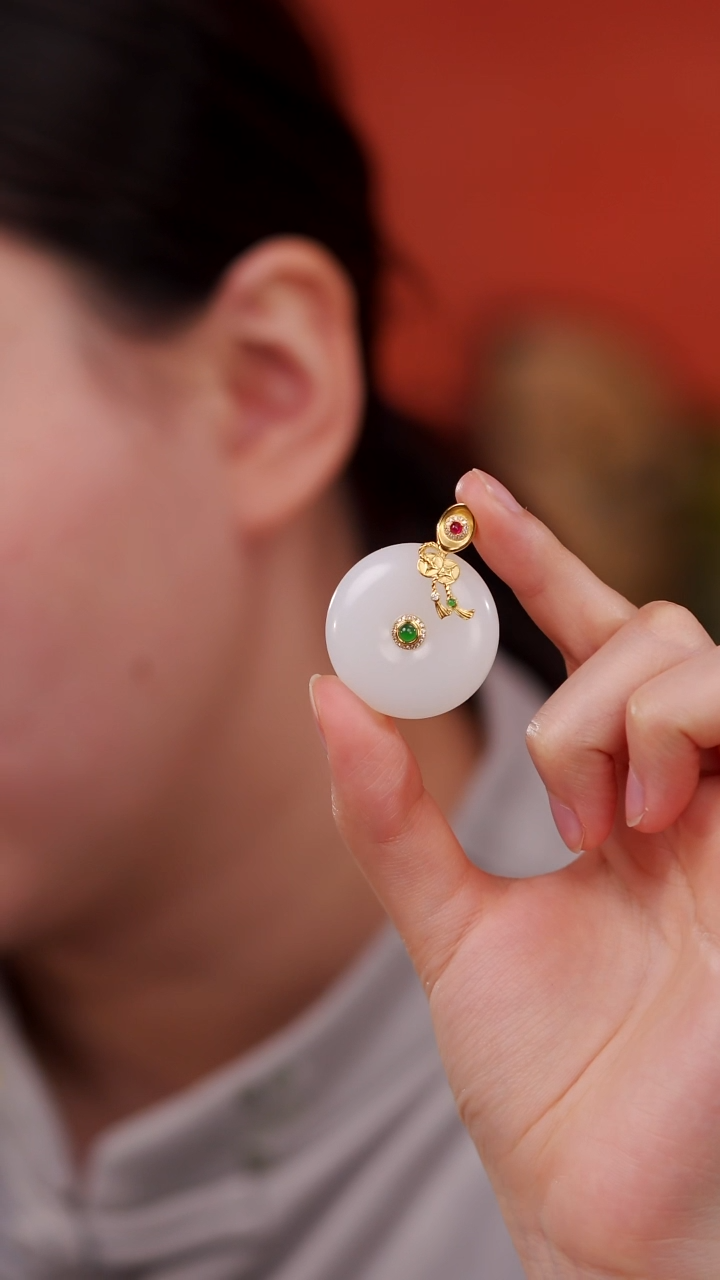 颈饰18K金镶嵌和田玉平安扣